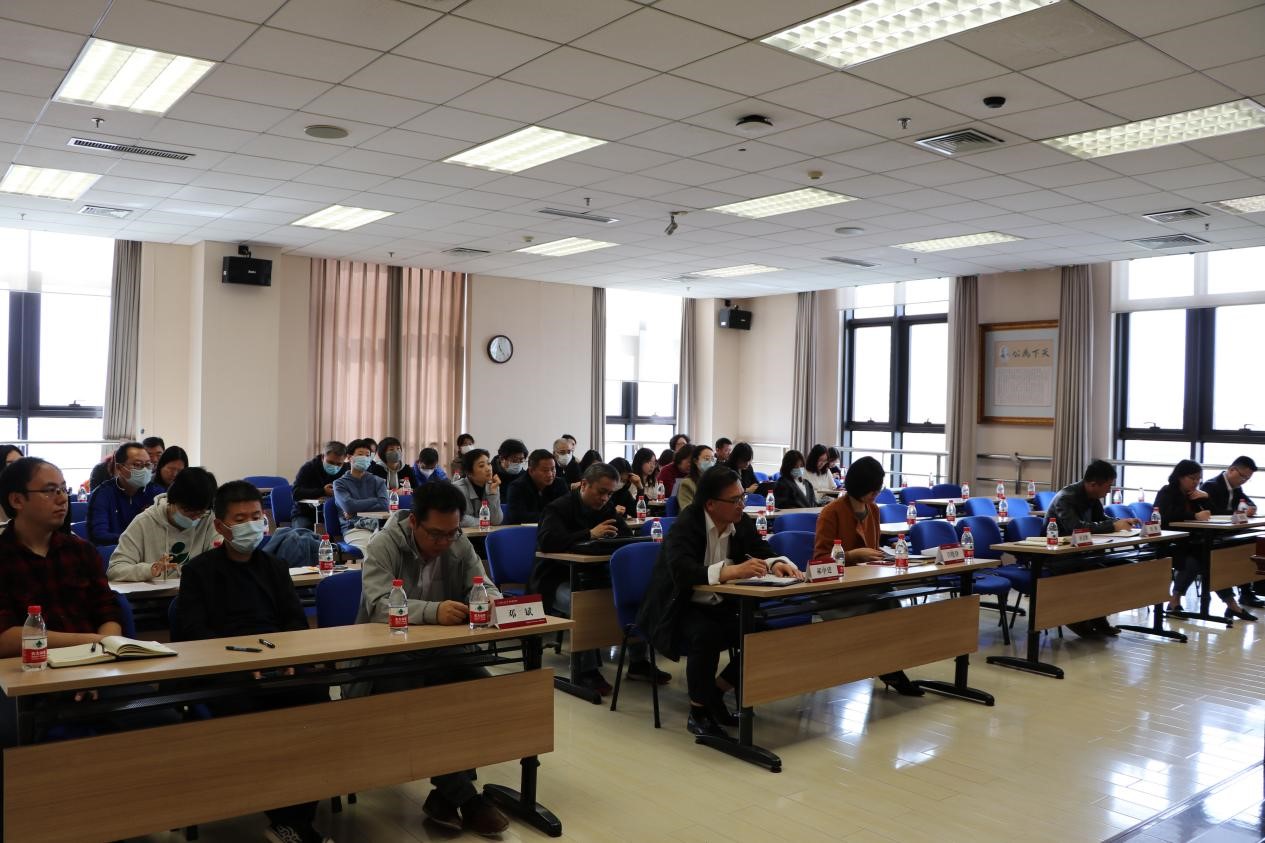 太阳成tyc7111cc召开学习贯彻习近平新时代中国特色社会主义思想主题教育传达学习暨动员部署大会 图片1.jpg